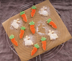 Dr. Oetker Moule à biscuits « Lapin et carotte », Moule à biscuits de la série Golden Easter (Couleur : Argent), Quantité : 2 pièces