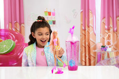 Barbie Pop Reveal Fruit - Poupées surprises avec 8 surprises fruitées, dont une poupée positionnable parfumée à la limonade aux fraises et un chiot moelleux, à partir de 3 ans, HNW41