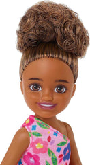 Barbie Chelsea Club – HGT07 – Păpușă, 15 cm, cu articulații, fetiță mestiză cu flori roz