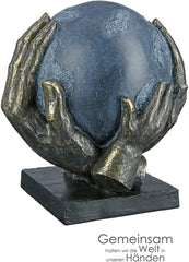 Casablanca design moderne GILDE Déco Sculpture Figure Sauver le monde - Globe en mains - Hauteur 19 cm Statuettes et sculptures Naty Shop