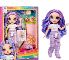 Rainbow High Junior High PJ Party Doll - Violet - 22 cm avec combinaison douce, chaussons et accessoires de jeu - Jouet pour enfants - Idéal pour les 4-12 ans