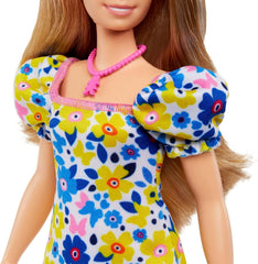 Barbie Fashionistas - Păpușă dezvoltată împreună cu Societatea Națională pentru Sindromul Down, păr blond și ținută modernă cu rochie florală și pantofi sport albi, pentru copii cu vârsta de 3 ani și peste, HJT05