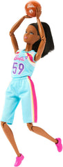Barbie Made to Move Poupée et accessoires, joueuse de basket brune avec robe de sport et ballon amovibles, 22 articulations articulées, HKT74