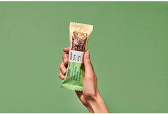 MaxiNutrition Barre protéinée végétalienne crémeuse au chocolat, cacahuètes et caramel 12x45g - barre protéinée végétalienne, 18% de protéines, 8,3 g par barre, faible teneur en sucre (0,9 g), sans sucre ajouté, sans arômes artificiels