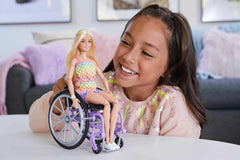 Poupée Barbie Fashionista, cheveux blonds et combinaison arc-en-ciel, fauteuil roulant et rampe inclus, cadeau de poupée pour enfants, jouet pour 3 ans et plus, HJT13