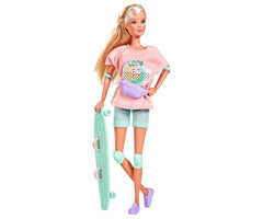 Simba 105733580 - Steffi Love Longboard Girl, Ankleidepuppe im coolen Outfit mit Skateboard, Schoner und Helm, mit Umhängetasche, 29cm Puppe, ab 3 Jahren
