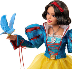 Mattel Disney Schneewittchen Sammelfigur-Modepuppe in charakteristischem Outfit, inspiriert vom Disney Live-Action-Film, Geschenke für Kinder und Sammler, HVY53