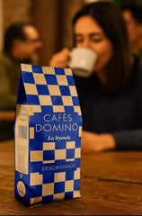 Grains de café décaféinés. Grains de café torréfiés naturellement. Café en grains décaféiné 1 kg. Origine : Brésil. Café 100% Arabica issu des meilleures récoltes d'Amérique du Sud.