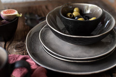 MÄSER 934073 Niara Organic Series Service de table moderne pour 4 personnes au look vintage passionnant, service combiné de 16 pièces avec une combinaison spéciale de vernis noir et marron, grès