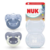 NUK First Choice Sucettes classiques jour et nuit pour bébés | 6-18 mois | Sucettes orthodontiques qui brillent dans le noir | 95 % d'acceptation par les bébés** | Bleu | Paquet de 2