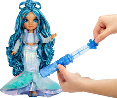 Rainbow High Winter Wonderland - Skyler (Blau) - 28 cm Modepuppe, mit Verstecktem Magischem Schnee, der Sich mit Wasser Aufbauscht, mit Schneemann-Set, Geeignet für Kinder von 4-12 Jahre und Sammler