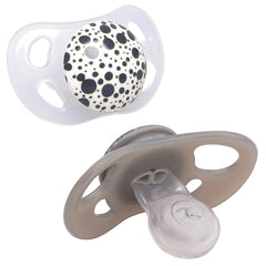 Sucettes pour bébé Twistshake – Paquet de 2 | Forme orthodontique | Ultra-léger | Tétine en silicone souple | Sans BPA | Convient aux bébés à partir de 6 mois | Gris-blanc