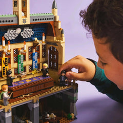 LEGO Harry Potter Château de Poudlard : ensemble de construction du club de duel avec 4 figurines incl. Draco Malfoy, Gilderoy Lockhart et Severus Snape, set Avec fonction Pour garçons et filles à partir de 8 ans 76441 Jeux de construction Besuche den LEGO-Store