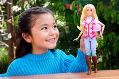 Păpușa Barbie Malibu și accesorii din Barbie Mysteries: Aventura secretă a cailor, inclusiv păpușă la modă, costum de călărie detașabil și cască, HXJ38