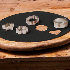 FunCakes Disque Fondant Roulé Raven Black : Délicieux Goût Vanille, 430g & Rouleau Fondant Disque Roulé Rouge Feu : Délicieux Goût Vanille, Déjà Roulé, Facile à Utiliser, 430g Naty Shop Pâte à Sucre