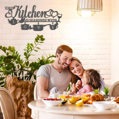 KHayRovies Décoration murale de cuisine en métal Cette cuisine est assaisonnée avec amour Plaque de nom de mot noir Lettres en fer rustiques Citations pour cuisine, ferme, salon Statues et sculptures Naty Shop