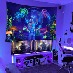 Tapisserie betylfoy lumière noire astronaute plantes réactives méduses Maison - Accessoires et Décorations Naty Shop