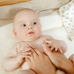 WELEDA Lotion de Soin Mauve Blanche Bébé Derma Bio - Cosmétique naturelle Lait corporel hydratant pour un soin apaisant et intensif des peaux très sensibles, neurodermiques et sèches (1 x 200 ml) Enfant - Bains et Soin Naty Shop