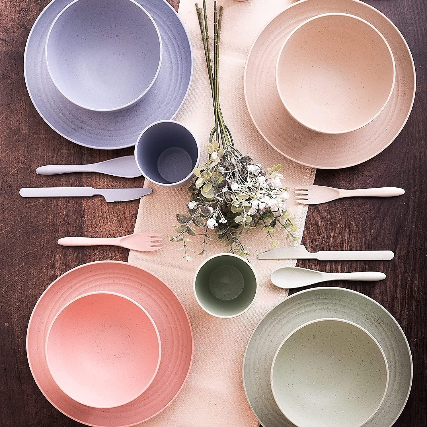 Ensemble de couverts de camping en plastique pour 4 personnes, réutilisables, indestructibles, assiettes, tasses, bols et couverts légers, respectueux de l'environnement, réutilisables, passent au micro-ondes et au lave-vaisselle