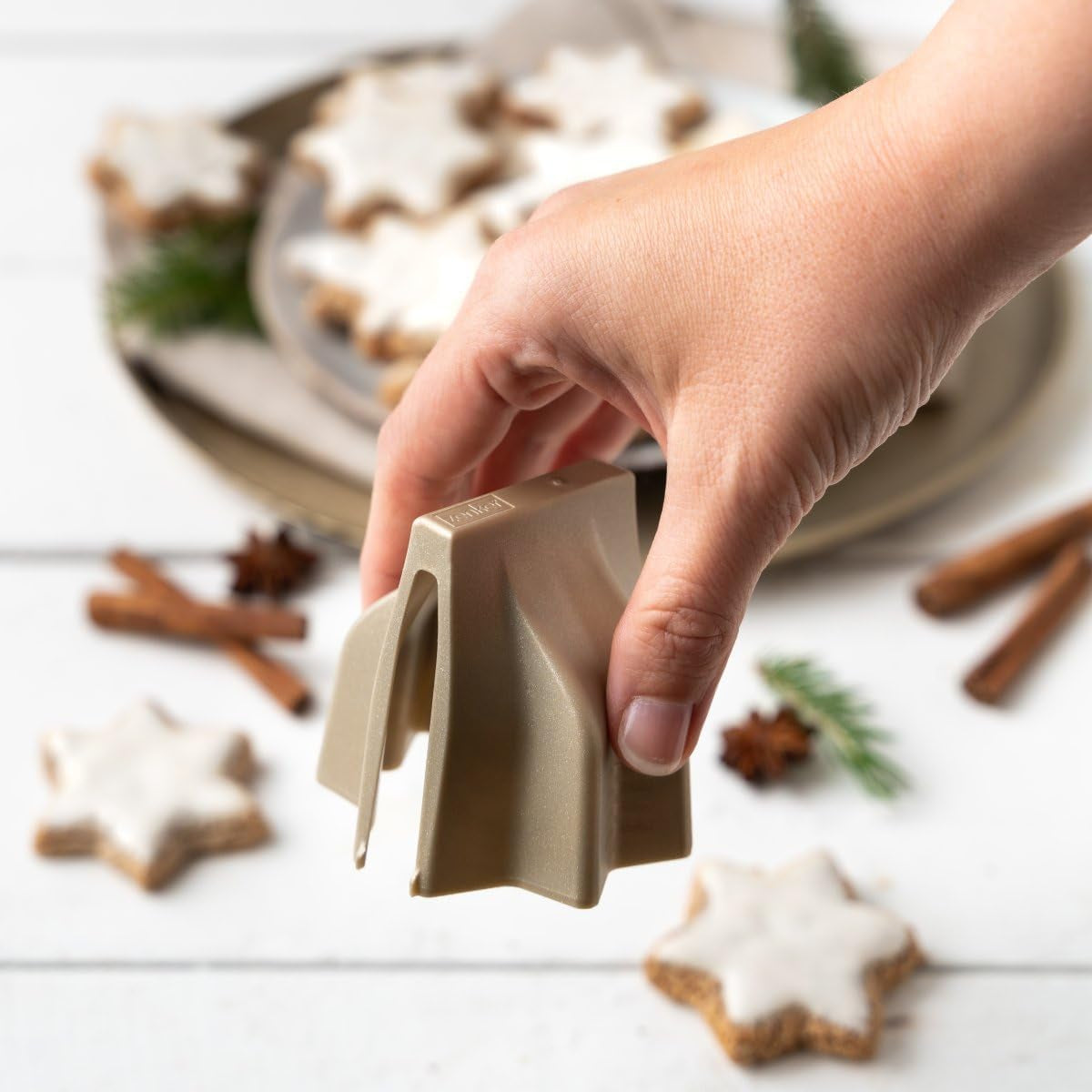 Zenker Emporte-pièce étoile à la cannelle avec mécanisme de pliage – Forme ergonomique pour des étoiles à la cannelle parfaites – Emporte-pièce étoile pliable – Fabriqué en Allemagne, doré