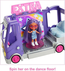Poupée Barbie Extra Mini Minis, poupée Extra Mini Minis avec fourgon de tourisme à paillettes supplémentaires, comprenant une station de maquillage et des accessoires de spectacle, cadeau pour enfants, jouet pour 3 ans et plus, HKF84
