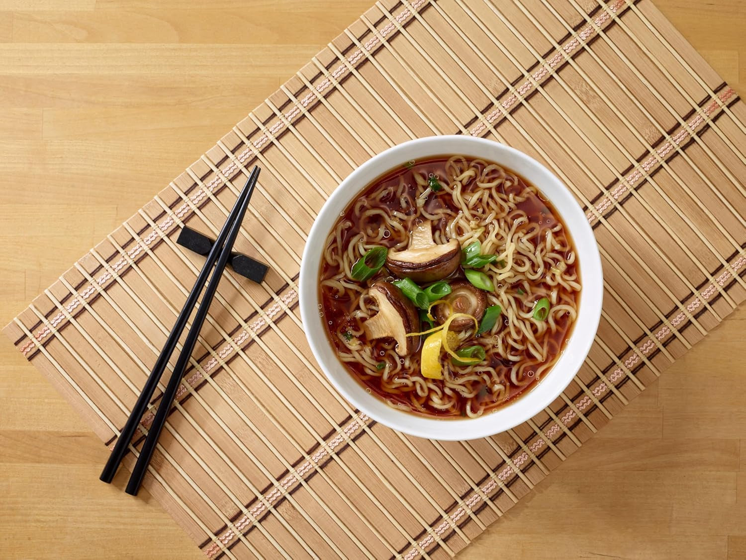 Nissin Ramen Premium - Shoyu Yuzu Lot de 10 nouilles instantanées séchées à l'air libre de style japonais aromatisées à la sauce soja Yuzu et aux poireaux séchés (10 x 92,7 g)