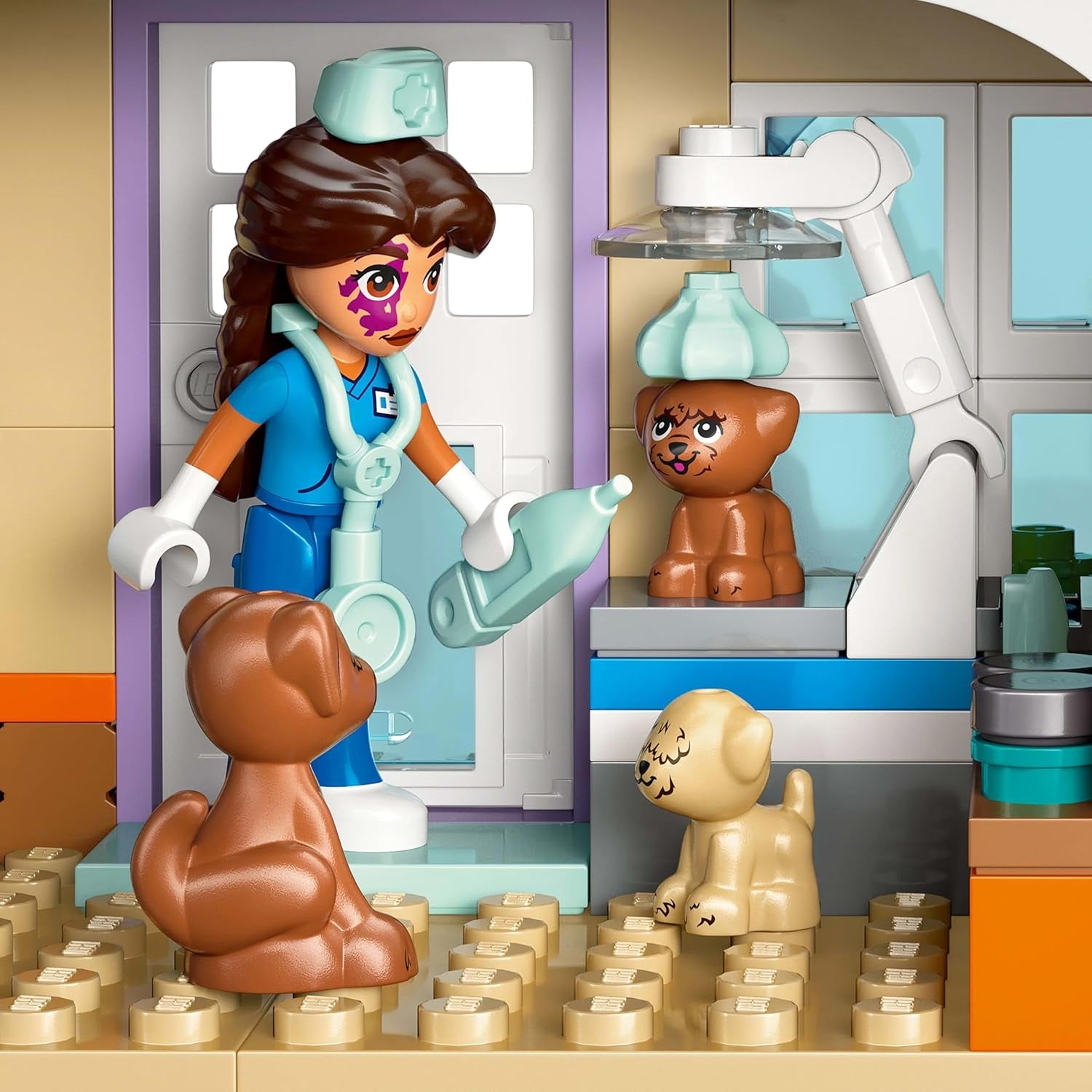 Cabinet vétérinaire LEGO Friends pour chevaux et animaux domestiques, ensemble de jeu et de construction pour un jeu de rôle imaginatif avec 3 figurines et 5 figurines d'animaux, idée cadeau pour les filles de 7 ans 42651 Ensembles de construction Besuche den LEGO-Store