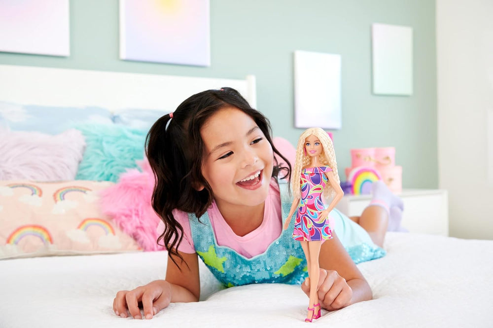 Barbie Fashionistas #223 Poupée aux cheveux blonds ondulés, robe et accessoires inspirés de Totally Hair, poupée mode à collectionner du 65e anniversaire, HRH20