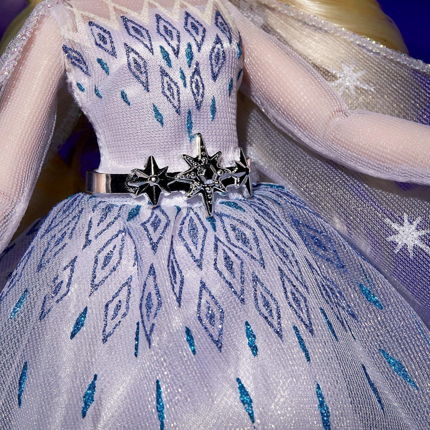 Disney Prinzessin Style Serie Weihnachtsedition ELSA, Modepuppe mit Accessoires, Sammlerpuppe für Kinder ab 6 Jahren