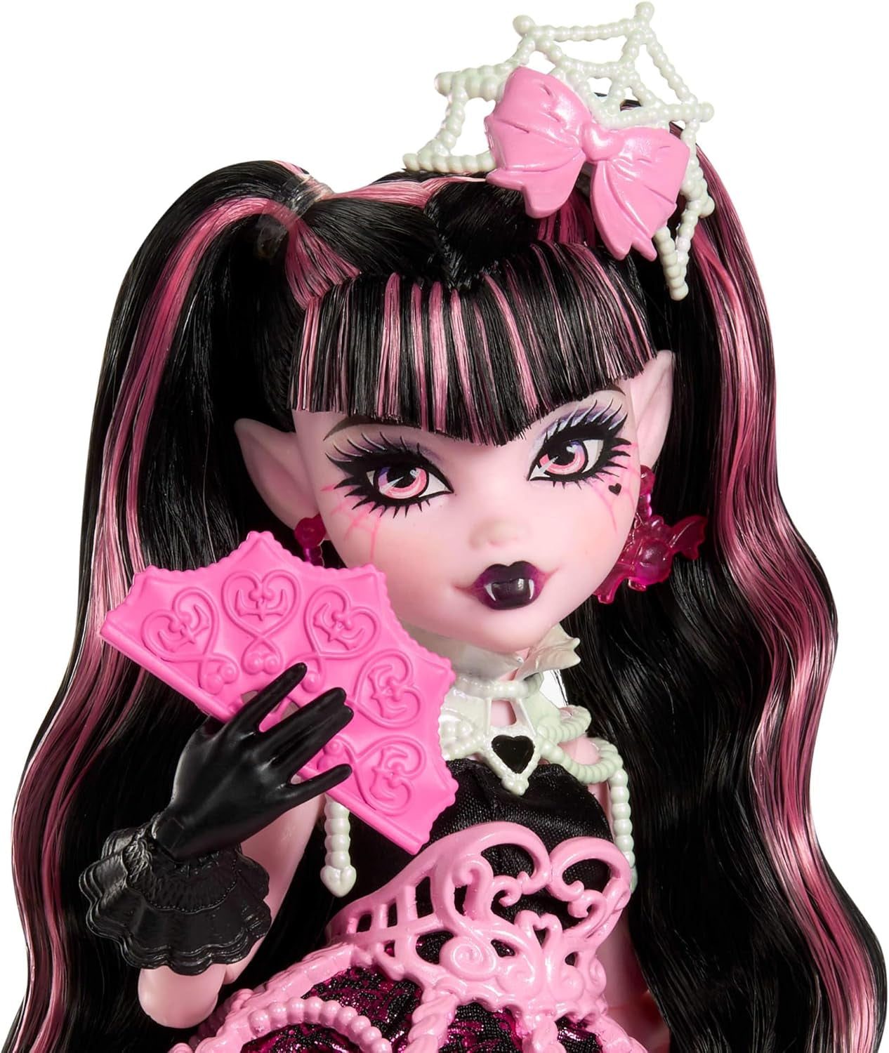 Poupée d'anniversaire effrayante et douce Monster High, Draculaura dans une robe de soirée rose avec des accessoires à thème tels qu'une invitation, un ballon, un cadeau, des fans et plus encore, JBG74