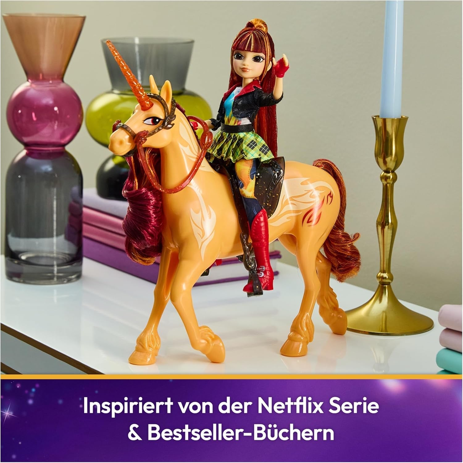 Unicorn Academy Einhorn Cinder - 28 cm groß, Original-Einhorn von Valentina zur Netflix-Serie, mit echter Mähne und Schweif, abnehmbarem Zaumzeug und Sattel sowie Bürste, für Kinder ab 4 Jahren