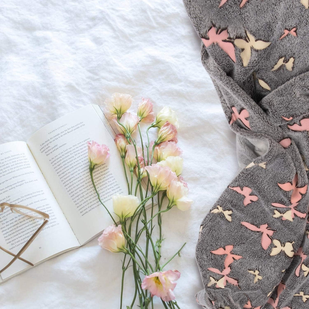 Kanguru Glow Couvre-lit qui brille dans la nuit Couverture papillon Couverture douce 130 x 150 cm Couvre-lit lumineux pour canapé. Couverture pour enfants Glow in the Dark, gris Lits et couvertures Besuche den Kanguru-Store