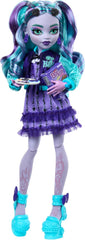 Monster High Fearbook Twyla Doll and Film Club Ensemble d'accessoires sur le thème, veste universitaire, album de remise de diplôme, jeu de société et biscuits, HXW31