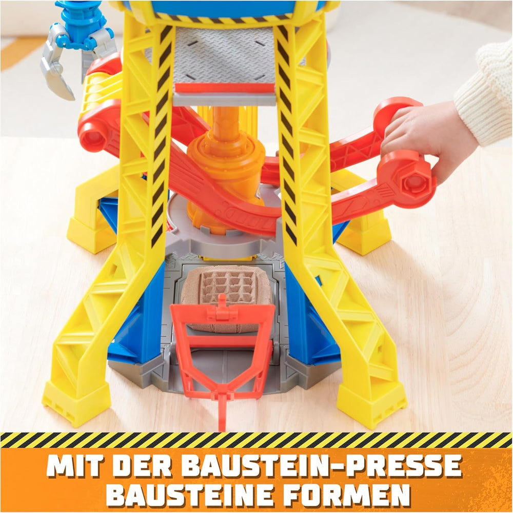 Rubble & Crew - Kran-Spielset Baupfoten Hof 68 cm, mit Rubble-Figur, Planierraupen-Fahrzeug und 340 g Build-it Kinetic Sand, Licht und Sound, ab 3 Jahren