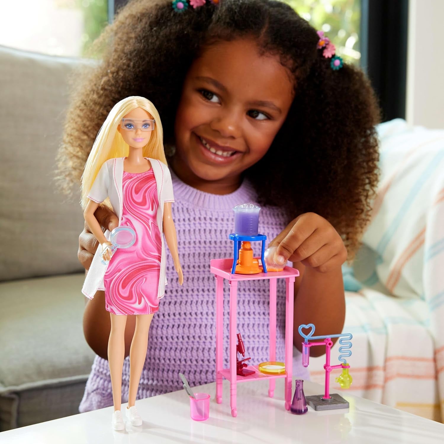 Poupée scientifique Barbie et accessoires avec poupée blonde tendance, table de laboratoire, microscope, bécher à changement de couleur et boîte de Pétri, JCR70