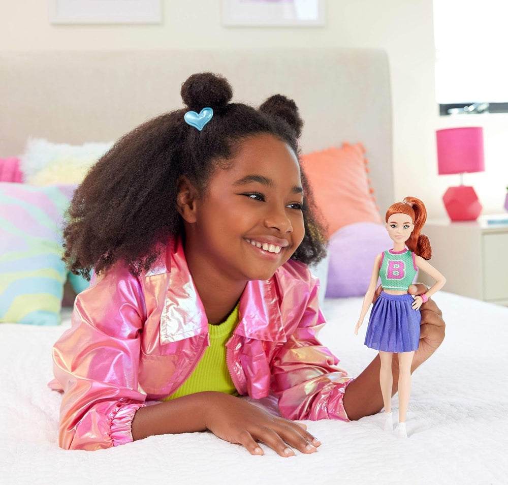 Poupée Barbie Fashionistas no. 232 avec cheveux roux, haut de sport en jersey imprimé B, jupe plissée violette, montre-bracelet et baskets, HYT90 Naty Shop Dolls