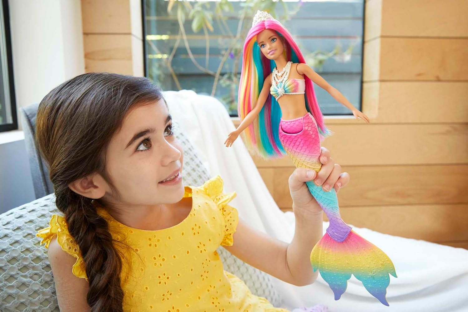 Barbie Dreamtopia Sirena Magică Curcubeu, Sirenă Barbie cu Păr Curcubeu, Păpușă care își Schimbă Culoarea, Activată de Apă, Jucărie pentru Vârste de 3 Ani și Peste, Cadou pentru Fete, GTF89