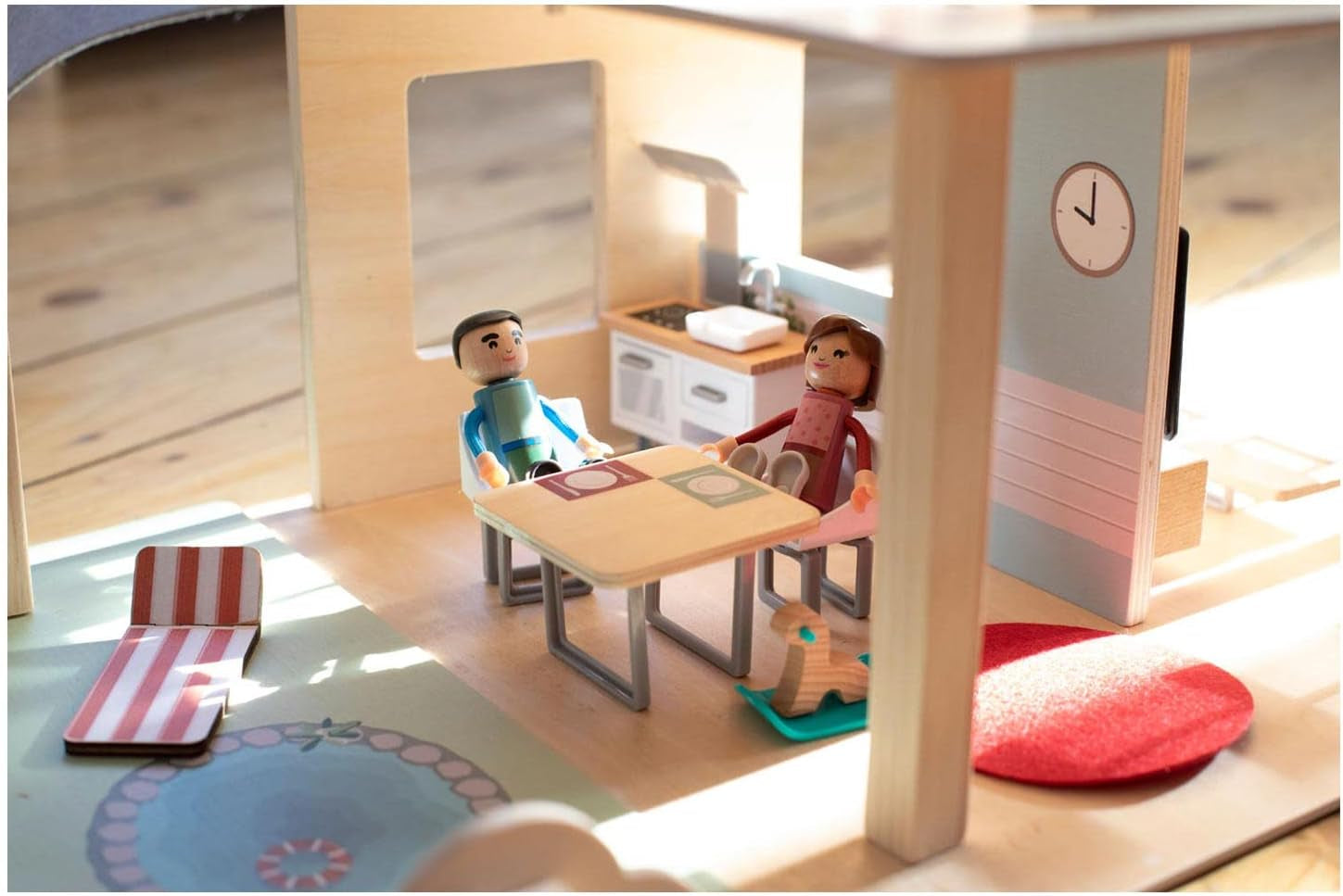 Eichhorn - Maison de poupée avec accessoires - Incl. meubles et 3 figurines, Non assemblé, En bois, 25 pièces, 53X36X44 cm de large, À partir de TROIS ans Naty Shop maisons de poupées