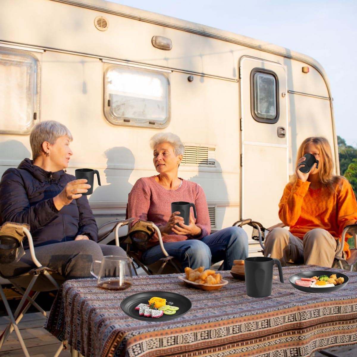 Berglander Service de table 24 pièces en plastique noir pour 6 assiettes et bols réutilisables comprenant des assiettes plates, des assiettes à dessert, des bols à céréales et des tasses pour la maison, le jardin et les pique-niques