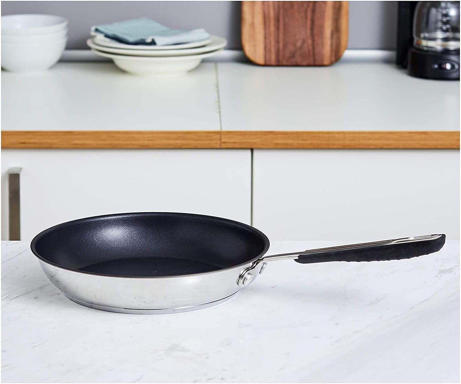Poêle en inox avec revêtement antiadhésif - adaptée à l'induction, avec poignée confortable - 28 cm Casseroles et Poêles Naty Shop