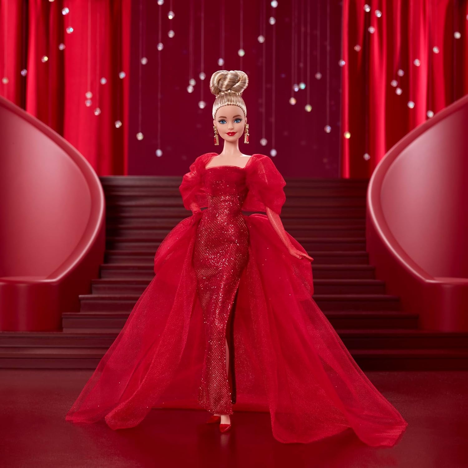 Barbie Signature Doll 80e anniversaire Mattel Figurine de collection en robe de tulle rouge scintillant avec boucles d'oreilles en forme de larme et gants délicats cheveux blonds JBJ17