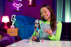 Poupée Monster High Frankie Stein en veste en jean et short, comprend également son chiot Watzie et des accessoires tels qu'un sac à dos, une collation et un cahier, HXH73
