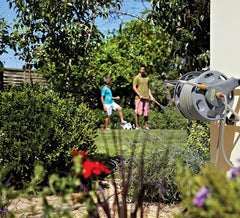 HOZELOCK - Enrouleur de tuyau 2 en 1 (ligne de support non incluse) 60 m : Autonome ou mural, facile à transporter mais robuste et durable. Utilisation flexible dans le jardin [2475R0000]