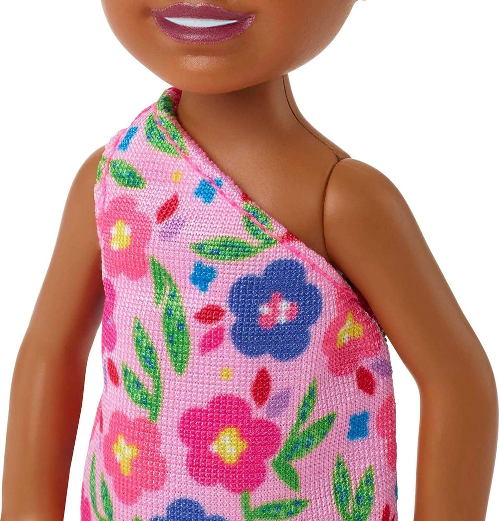 Barbie Chelsea Club – HGT07 – Păpușă, 15 cm, cu articulații, fetiță mestiză cu flori roz