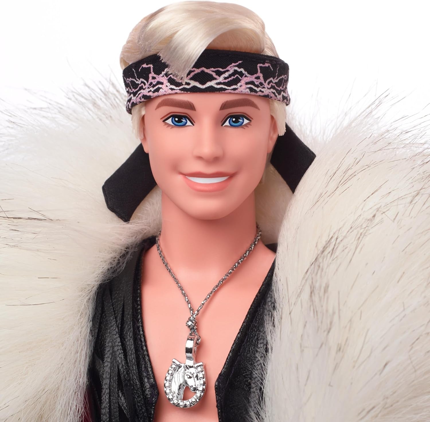 Poupée Ken de collection Barbie le film portant un pardessus en fausse fourrure et un gilet à franges noir avec bandana, HRF31 Naty Shop Dolls