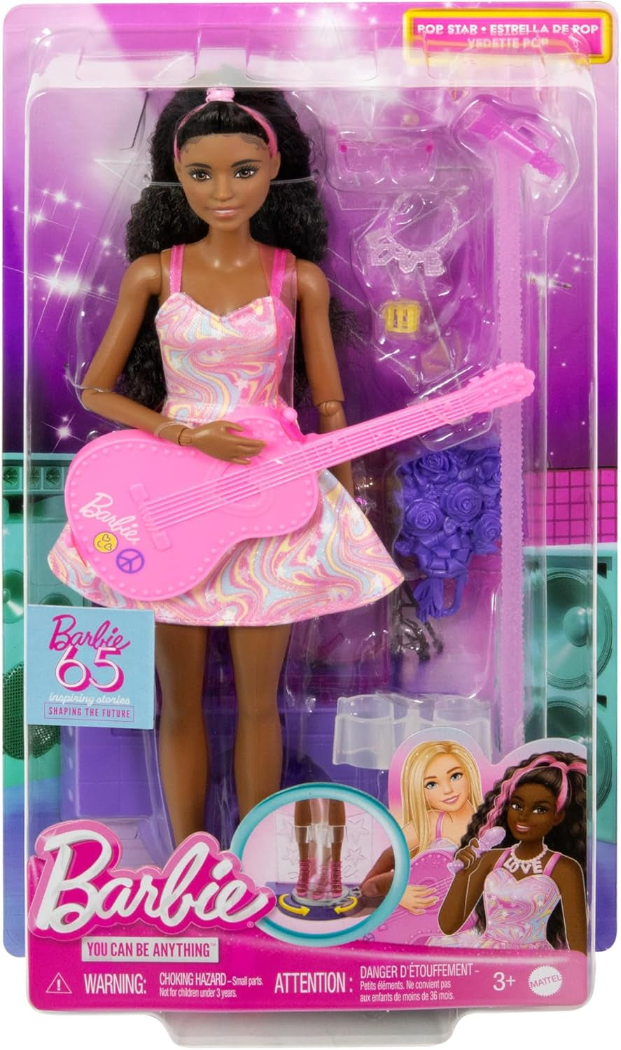 Barbie Sängerin-Puppe - Zubehör-Set zur 65. Jubiläumsedition, Bühnen-Clip, Mikrofon und Gitarre, Sonnenbrille, Schmuck und Blumenstrauß und pinken High Heels, für Kinder ab 3 Jahren, HRG43