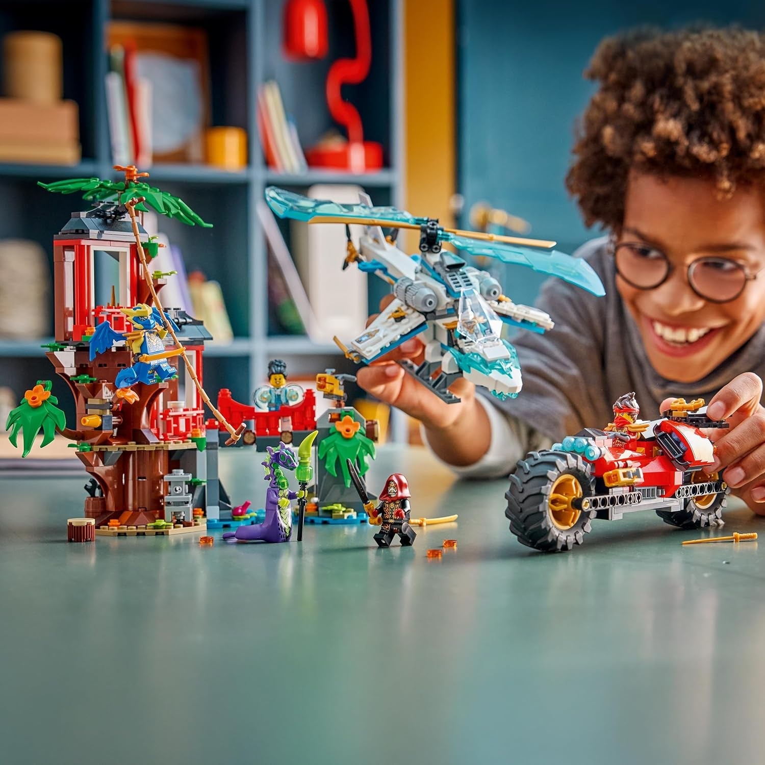 LEGO NINJAGO Showdown am Baumhaus mit dem Ninja-Bike - Action Spielzeug mit Motorrad, Hubschrauber, 6 Minifiguren und Schwertern - Geschenk für Jungen ab 7 Jahren und Fans - 71857