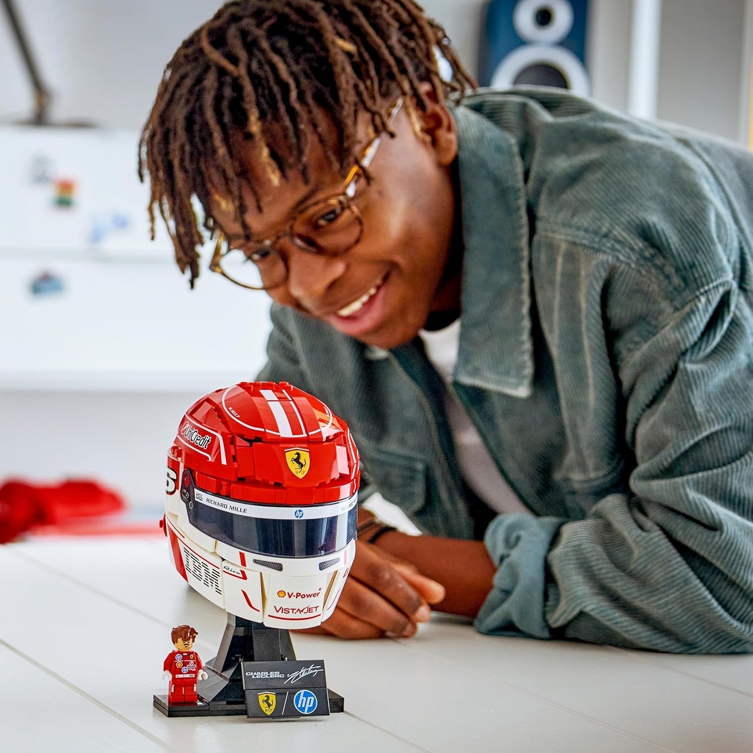 LEGO Editions Scuderia Ferrari HP Charles Leclerc Helm - F1 Merchandise - Ausstellungsmodell Bausatz mit sammelbarer Minifigur - Geschenk für Jungen ab 14 Jahren und Erwachsene Motorsportfans - 43014