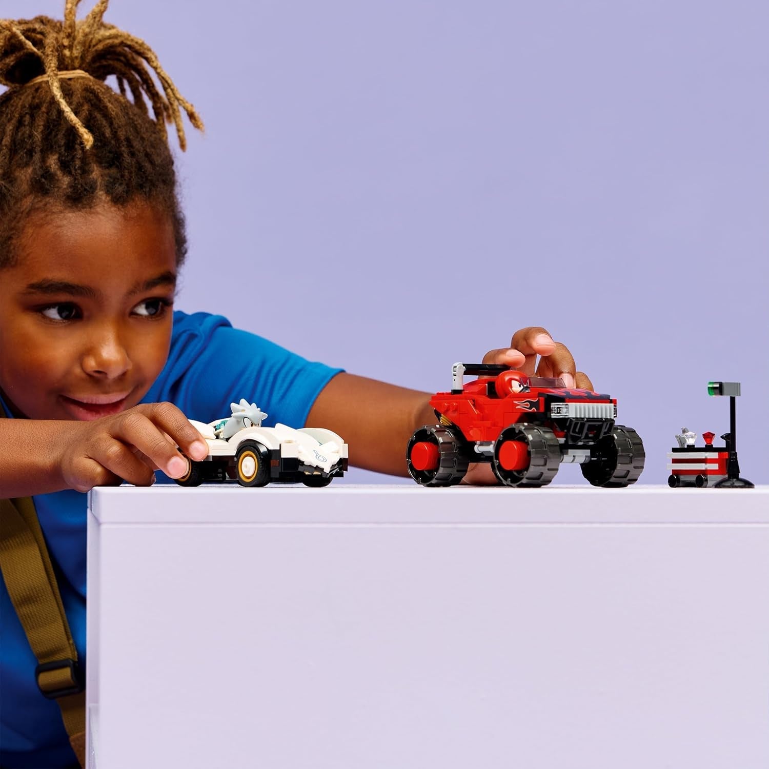 LEGO Sonic the Hedgehog Silvers Auto vs. Knuckles’ Monstertruck - Kinder Spielzeug mit 2 Flitzern und 2 Minifiguren - Geschenk für Jungen und Mädchen ab 8 Jahren - Sonic Fanartikel für Gamer - 77118