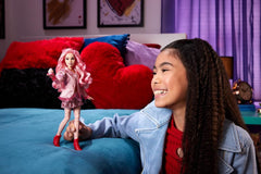 Mattel Disney Descendants: The Rise of Red Modepuppe et accessoires – Bridget, la jeune fille, avec ses vêtements inspirés du film et Cupcake, HWT91
